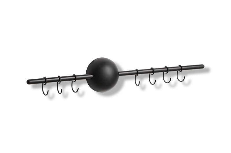 Schwarze Hoop Rack Wandgarderobe von Woud mit Haken für Jacken und Accessoires.